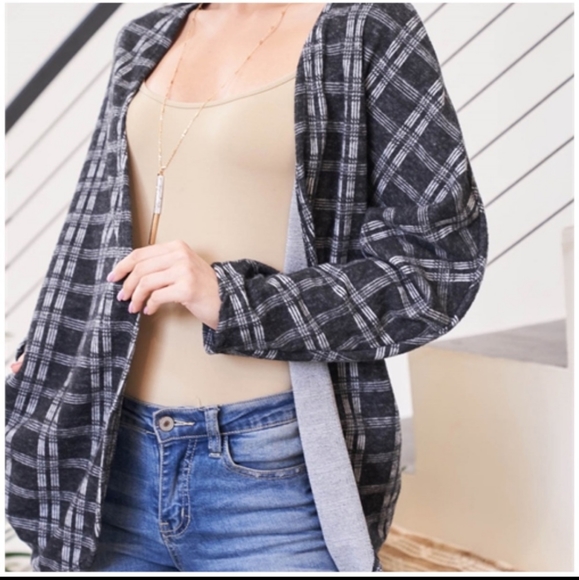 Black And White Cozy Round Hem Cardi Jacket with POCKETS - Picture 3 of 17